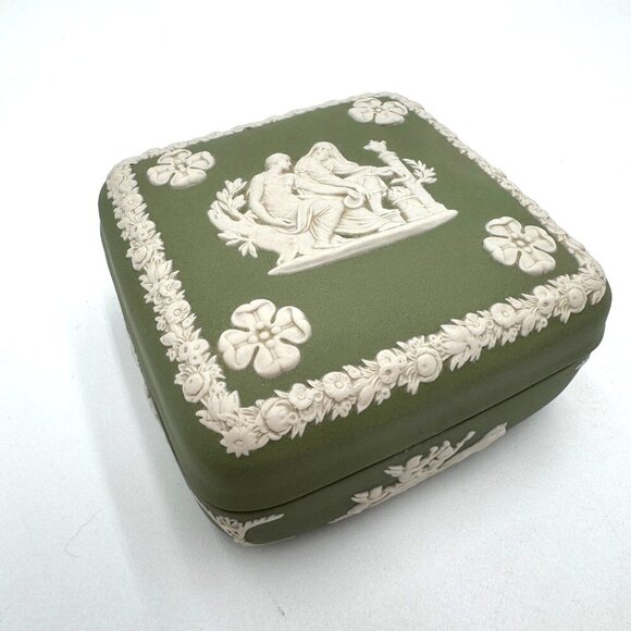 Wedgwood Jasperware Sage Green Square Lidded Trinket Box Angels Cherub Flowers - Picture 2 of 12